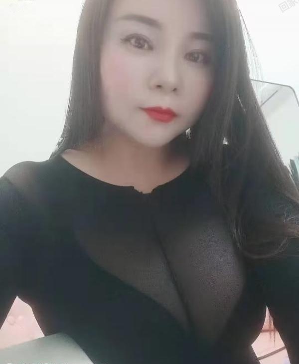 轻少妇丝丝，大屁股和巨乳，服务还好