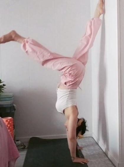 大长腿倒立吃鸡