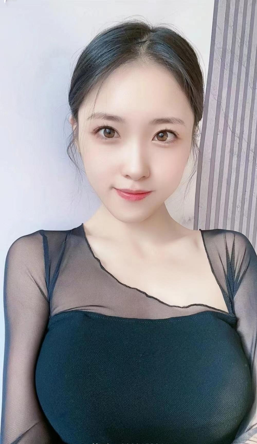 黑丝大胸姐姐