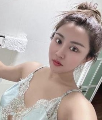 穿白内衣的朵朵