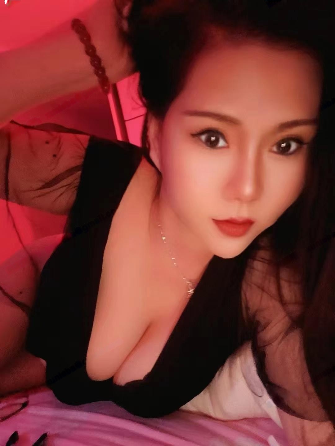 草莓妹子的B挺会夹人的