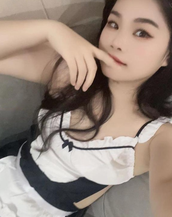 羞涩感满满小美女