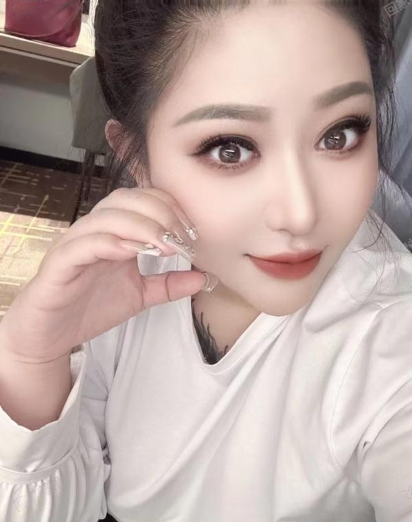 微胖纹身小少妇