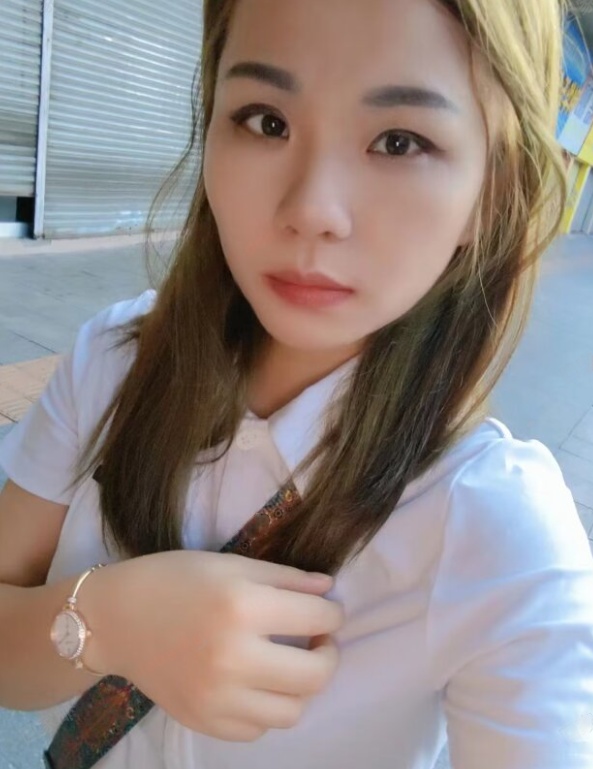 刚来的素颜妹子