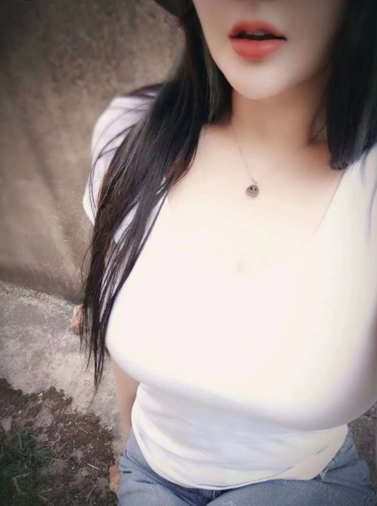 皮肤很白的