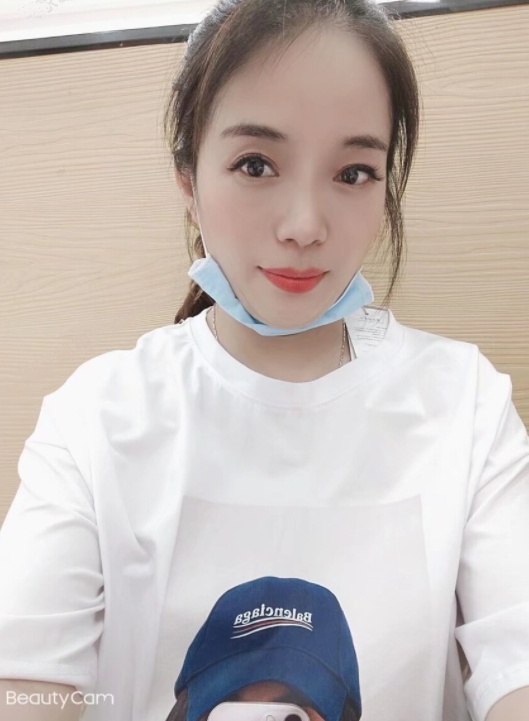 瘦瘦的美甲店老板娘