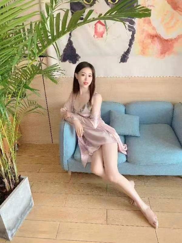 巴国城艾晴高挑性感美女