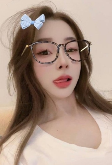 皮肤很白的77