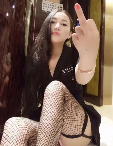 会所出来很会玩的大奶妹