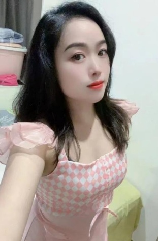 抽打她浑圆的屁股