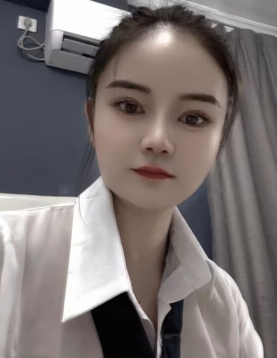 舌吻管够的小姐姐