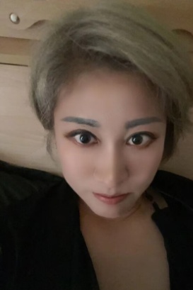 英雄山路短发少妇
