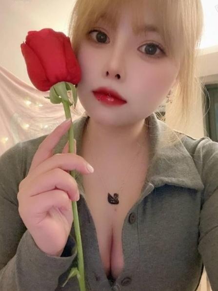 态度身材皮肤都很好