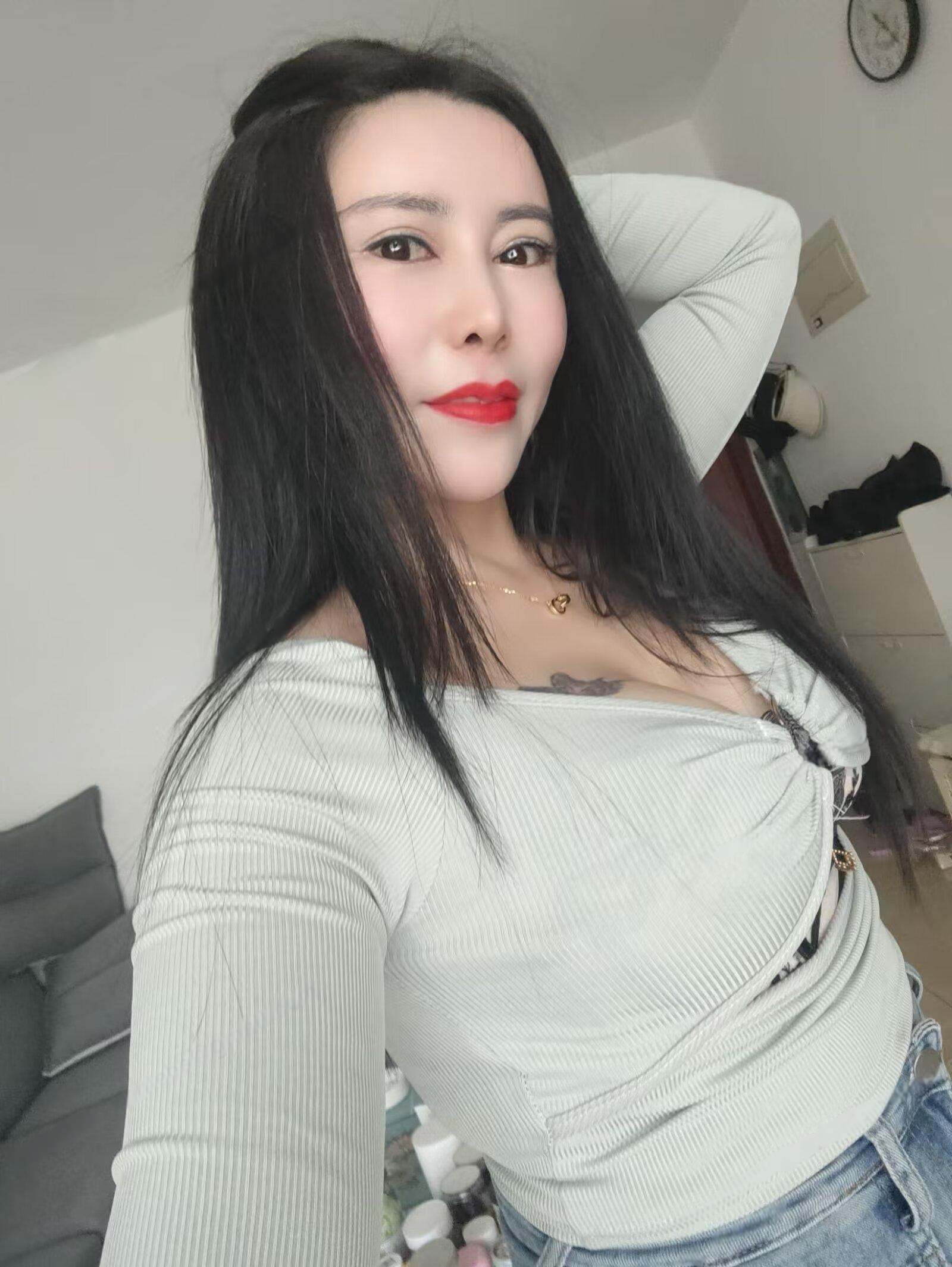 大胸美女