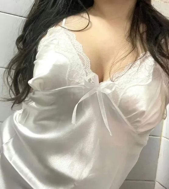 青秀小巧性感兮颜
