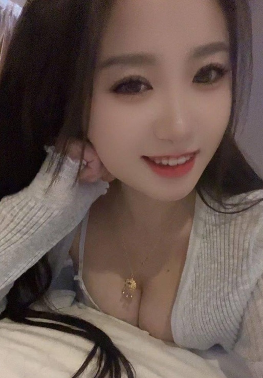 很甜很爱在上面搞的妹子