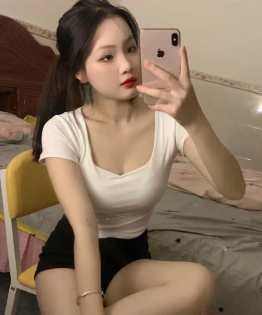 口活又舔又吸还会给你深喉