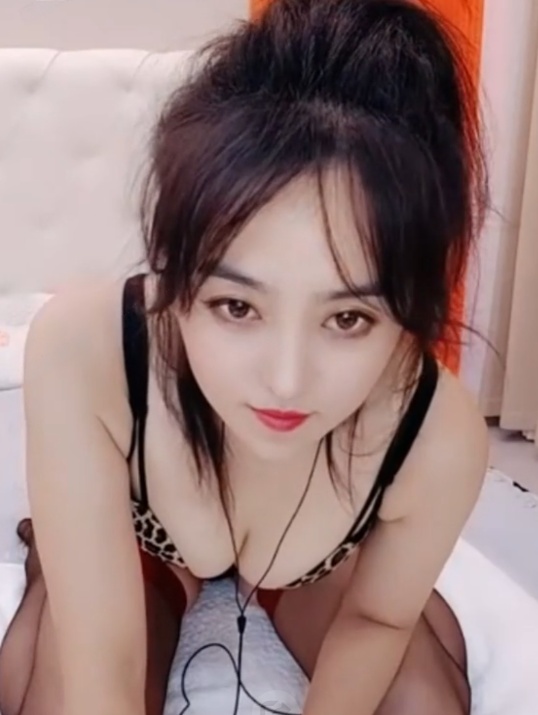 很养眼的大胸少妇