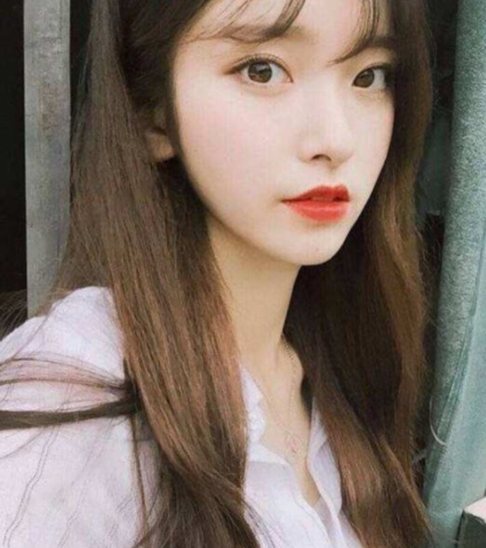 前凸后翘的模特身材妹子