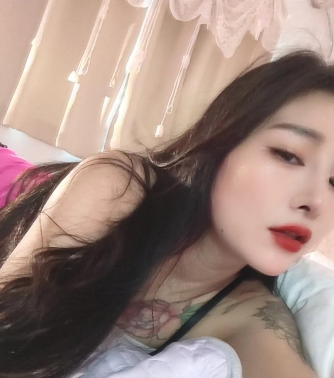 纹身骚货小月