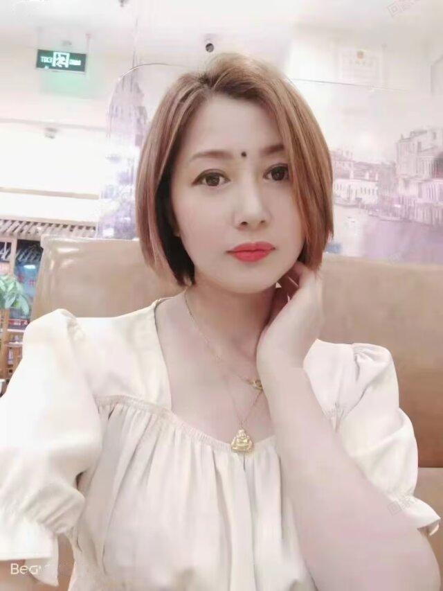 气质短发骚少妇