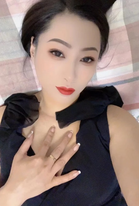 长腿黑丝少妇