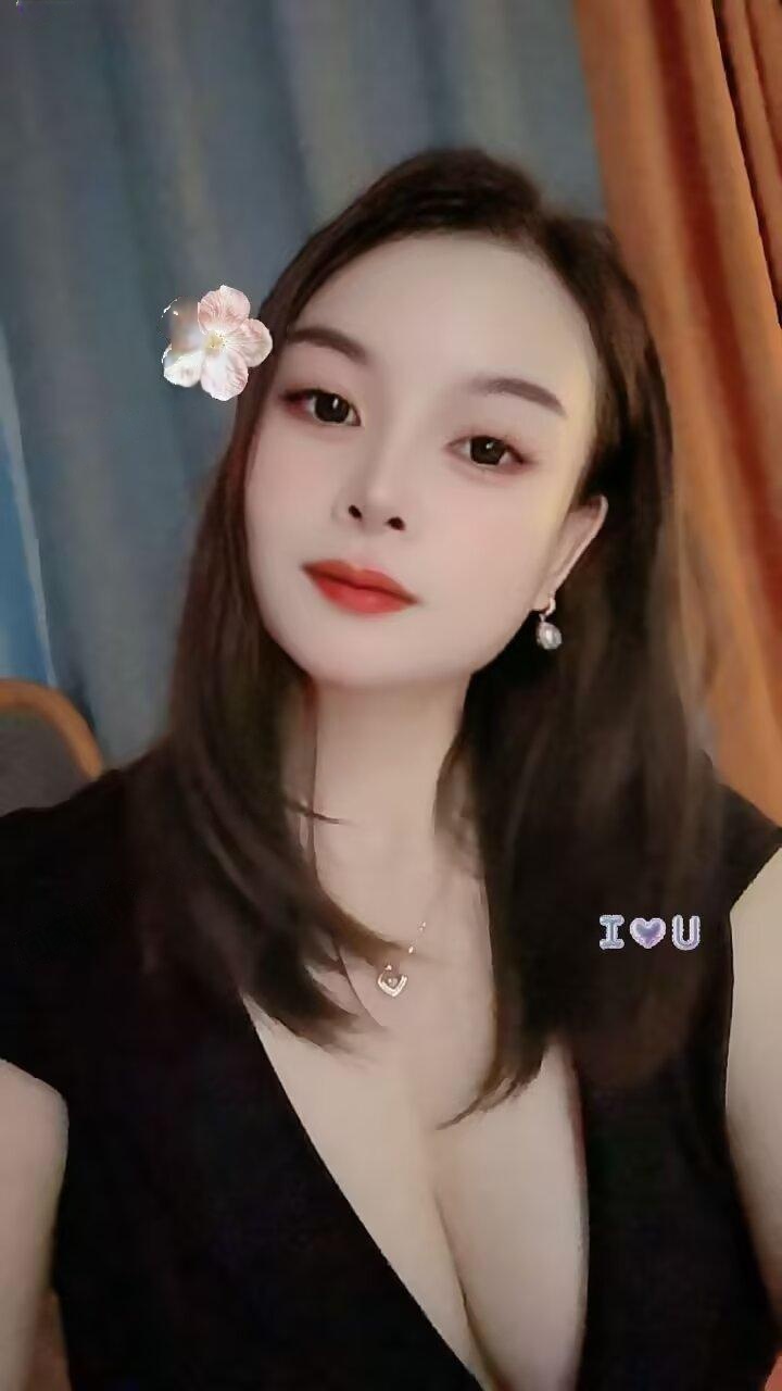 白皙大胸丰臀小姐姐