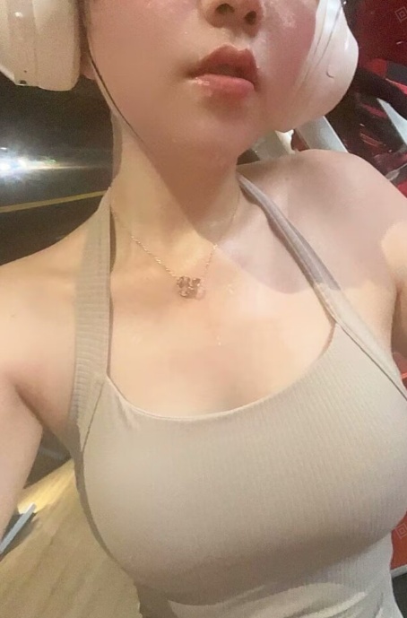 短发气质美女