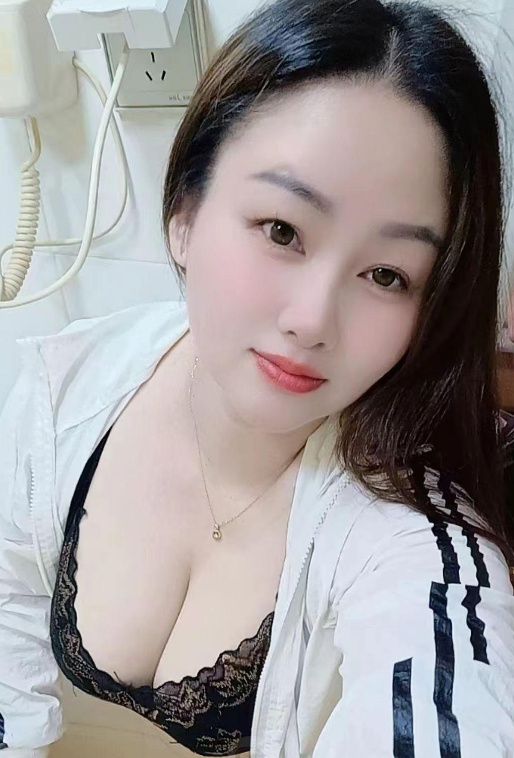 白嫩山峰大奶妹