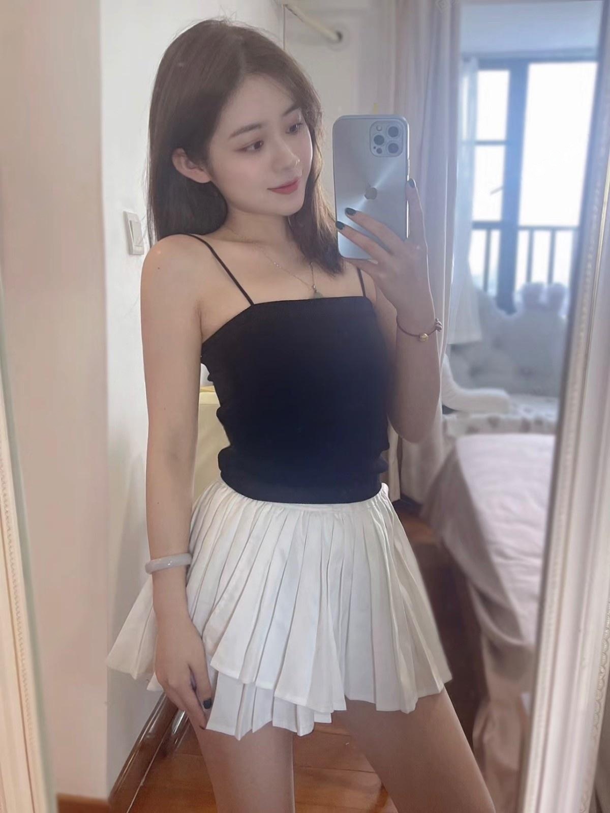 娇小可爱的小美女