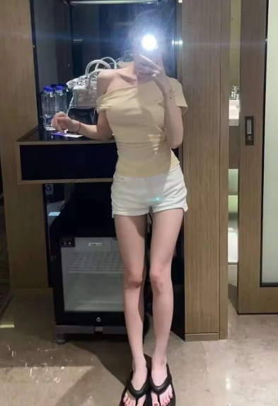 天鹅湖附近丰满嫩滑小姐姐