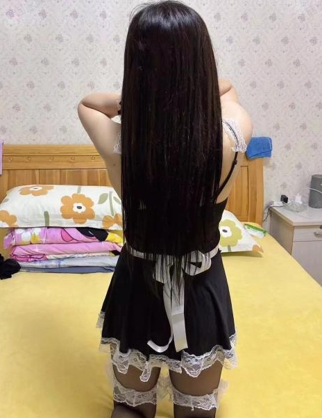 雪白皮肤女仆装少妇