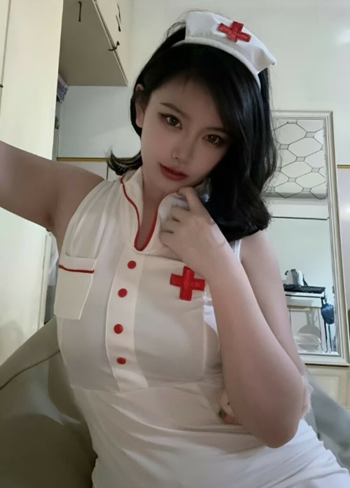 浦口穿开档丝袜的果果
