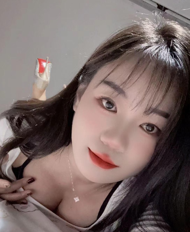 大胸风骚小姐姐