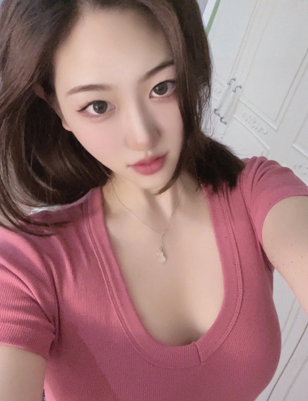 甜美大胸美女