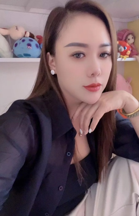 前凸后翘大奶妹