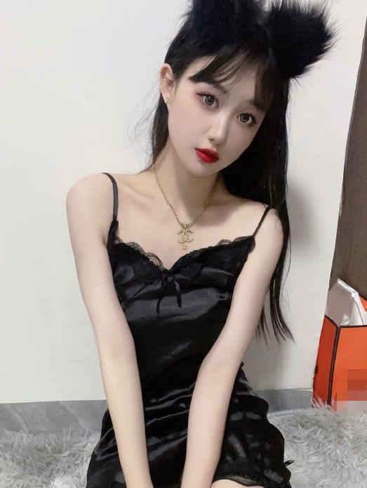 武候性感黑丝吊带欲女