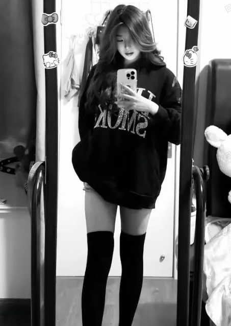 无毛少女不甘寂寞