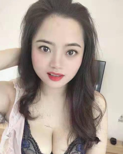 奶子白软逼逼粉嫩诱人，手感极佳