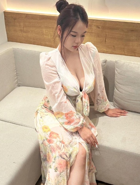 巨乳细腰调情小骚逼