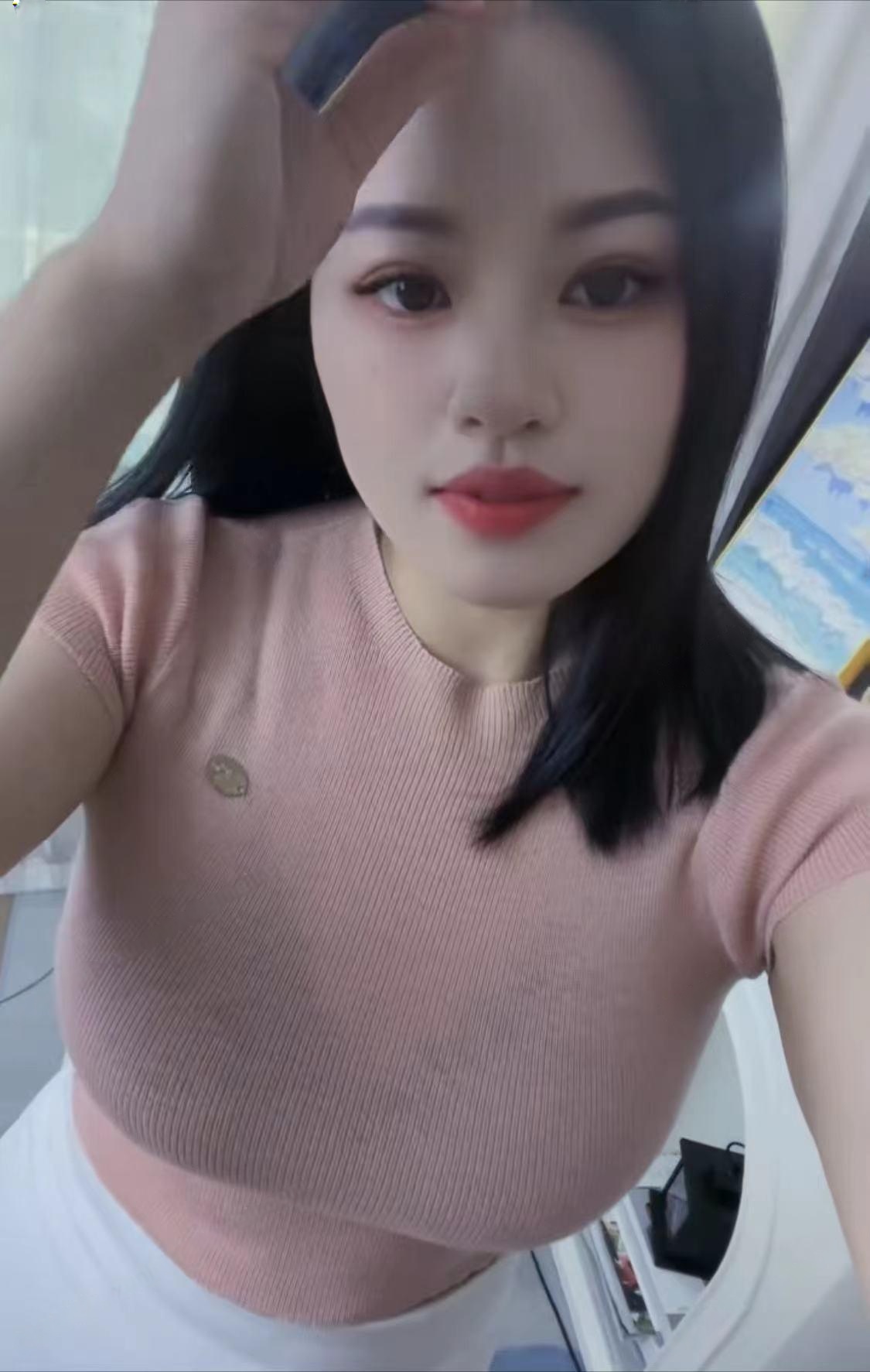 前凸后翘巨乳小宝