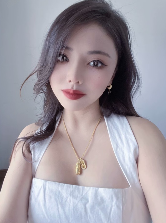 前凸后翘性感御姐