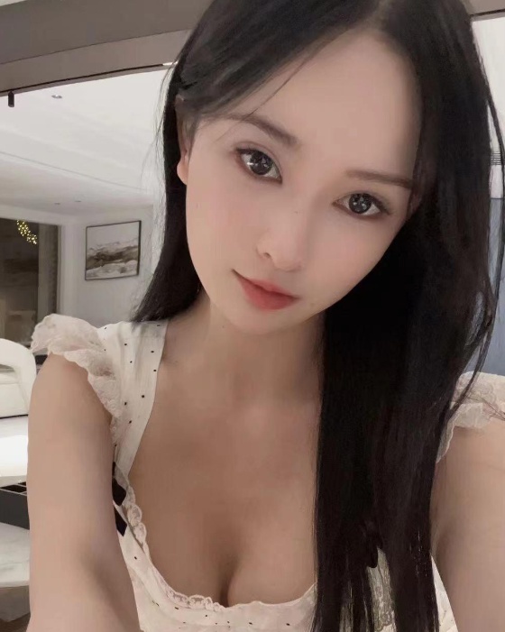 前凸后翘性感骚妹