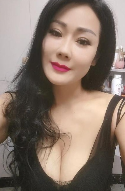 昆山胸大屁股大少妇