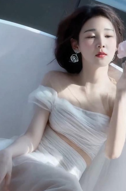 娇小胸大嫩妹