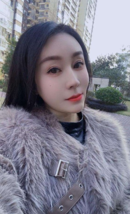 瑜伽前凸后翘小少妇