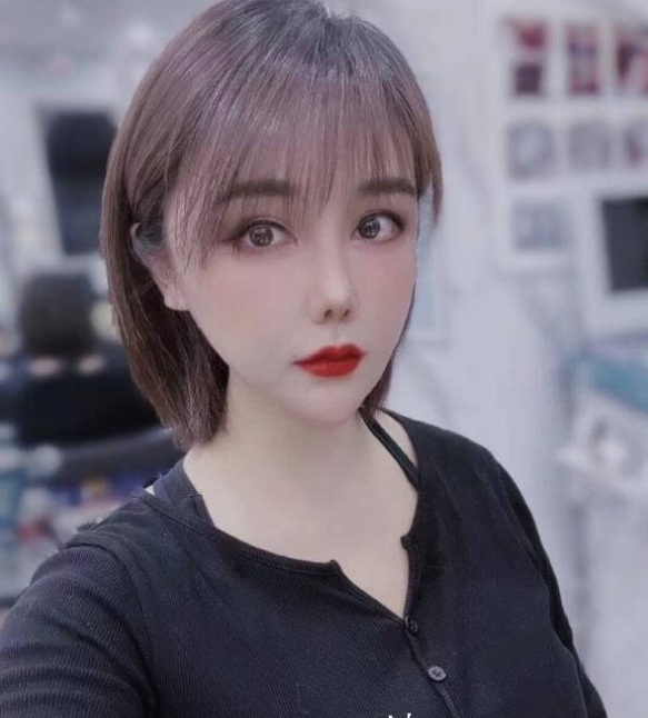 红唇知性少妇