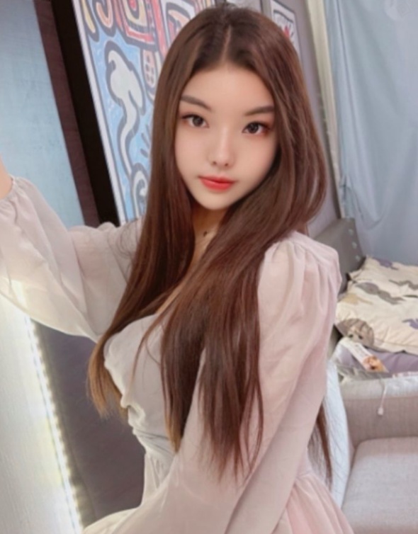 浦东美胸美腿小姐姐