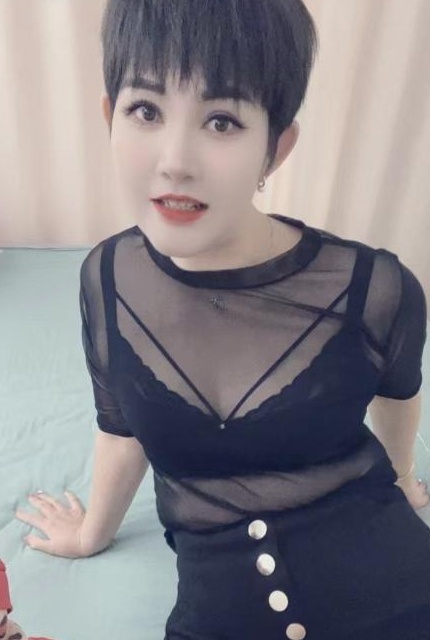 短发少妇