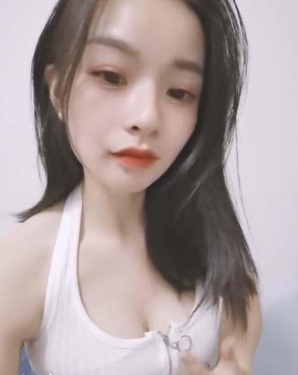 长相身材完美的雯雯
